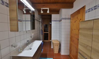 Badezimmer im OG (Zweifamilienhaus, Norden-Leybuchtpolder)
