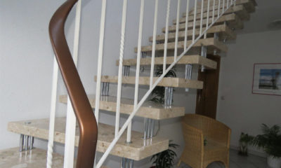 Treppenaufgang (Dachgeschosswohnung, Norden)