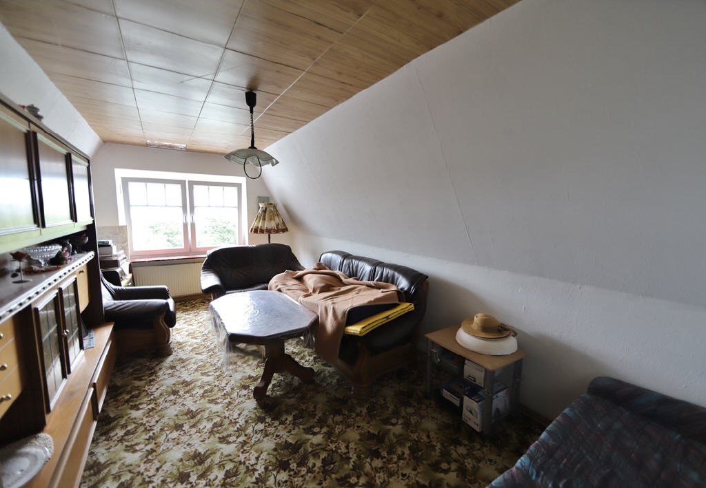 Wohnzimmer im Dachgeschoss (Haus mit Einliegerwohnung, Upgant-Schott-Siegelsum)