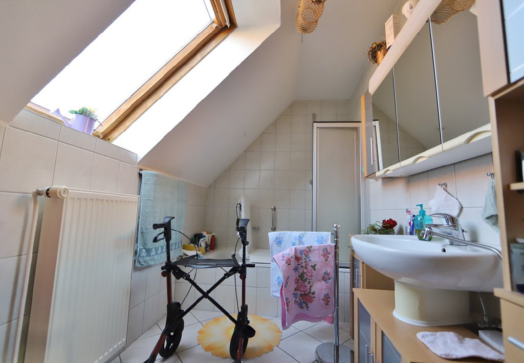 Badezimmer im Dachgeschoss (Doppelhaushälfte, Norden-Süderneuland II)